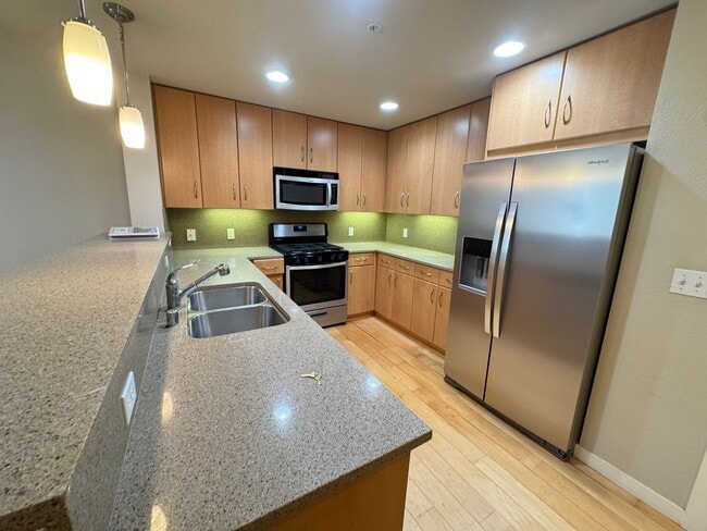 Building Photo - 1BED/1BATH CONDO AVAILABLE FOR RENT NEAR LAKE MERRIT IN  DOWNTOWN OAKLAND, CA!!!