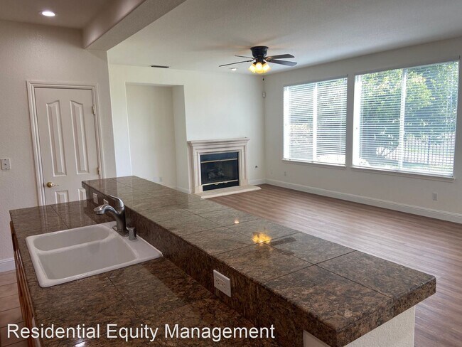Foto del edificio - 5 br, 3.5 bath House - 1713 Dornie Circle
