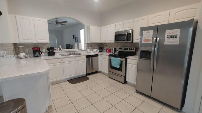 Foto del edificio - 7751 Basnett Cir