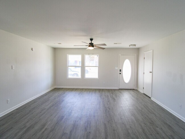 Building Photo - Spacious & Modern 3-Bedroom Home in Prime ...