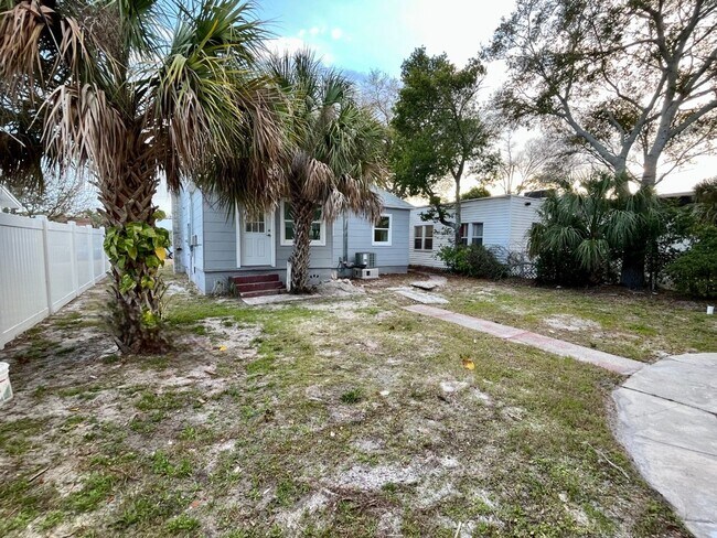 Building Photo - Beautifully remodeled 2/1 home in the hear...