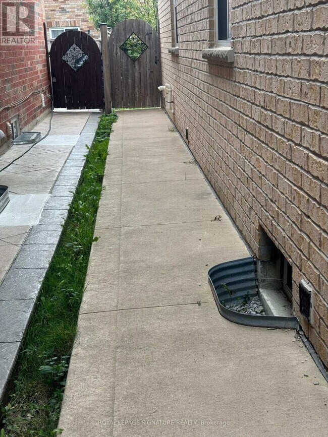 Building Photo - 427 Comiskey Crescent