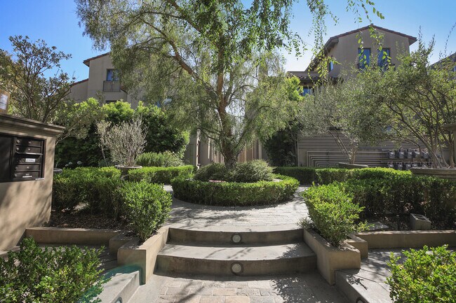 Building Photo - 823 S Bundy Dr