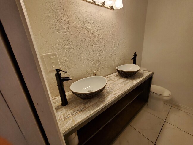Master bath double vanities - 9140 Timber Path