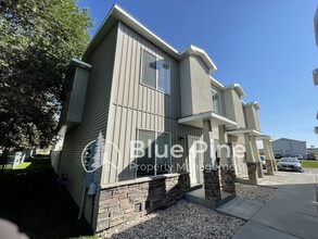 Building Photo - 700 S Saturn Ave Building Photo - 700 S Saturn Ave