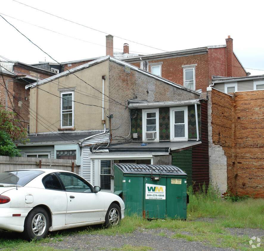 Building Photo - 714 Centre St