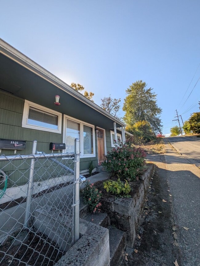 Foto del edificio - Well Maintained Duplex Unit in Bremerton, ...
