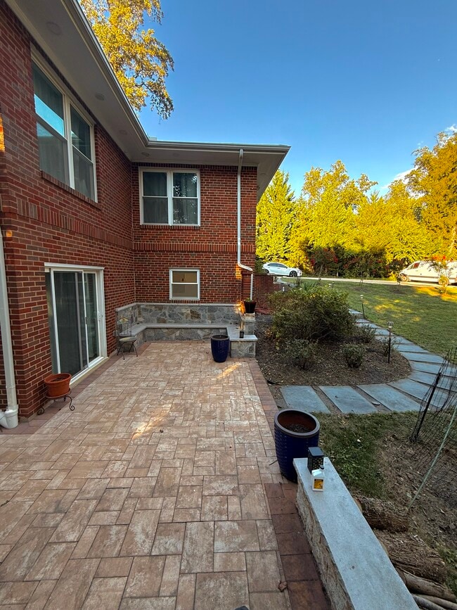 Building Photo - 19 Thomas Dr