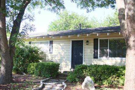 3 bedroom 1 1/2 baths featuring large bed... - 3 bedroom  1 1/2 baths featuring large bed...