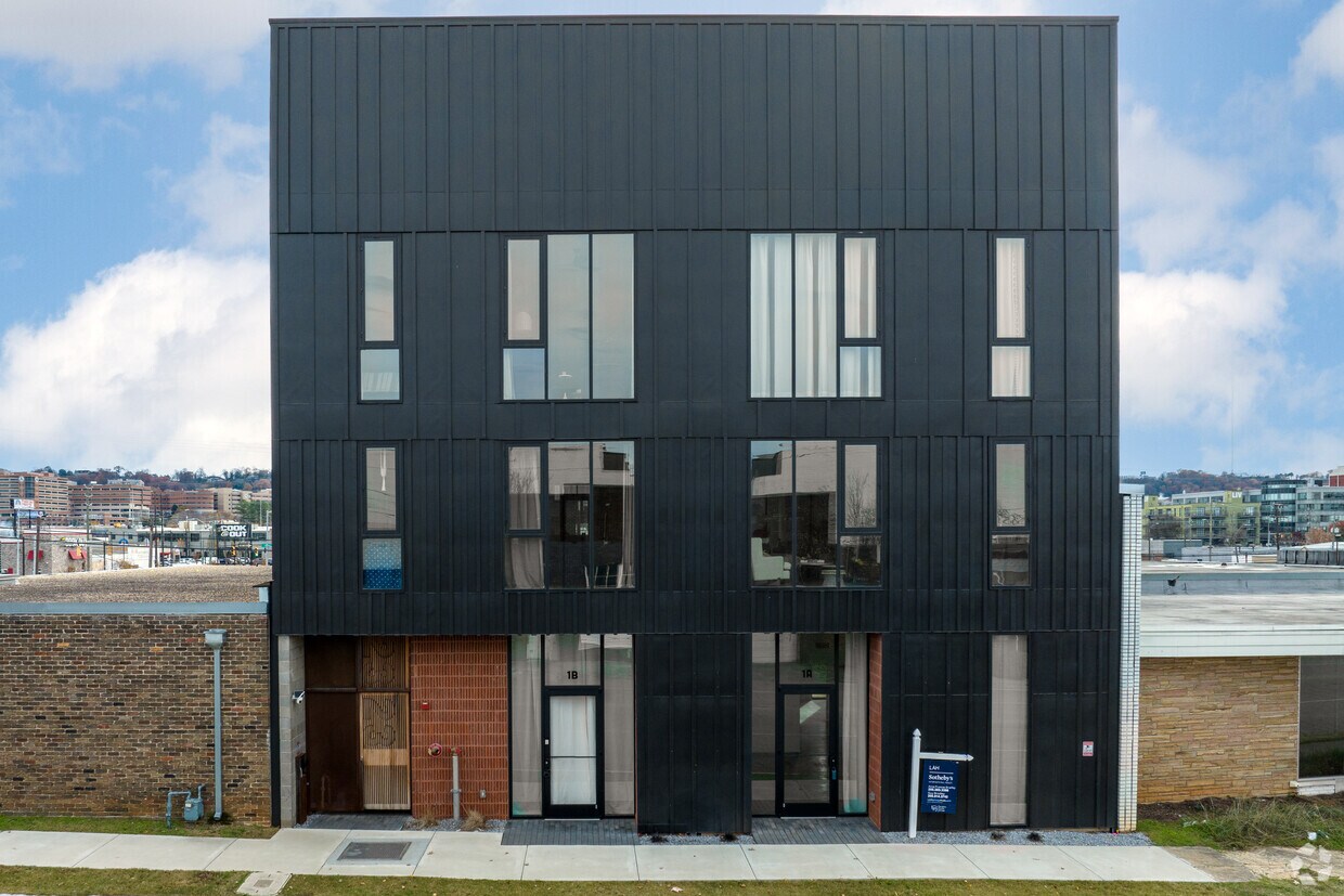 Building Photo - 2323 2nd Ave S
