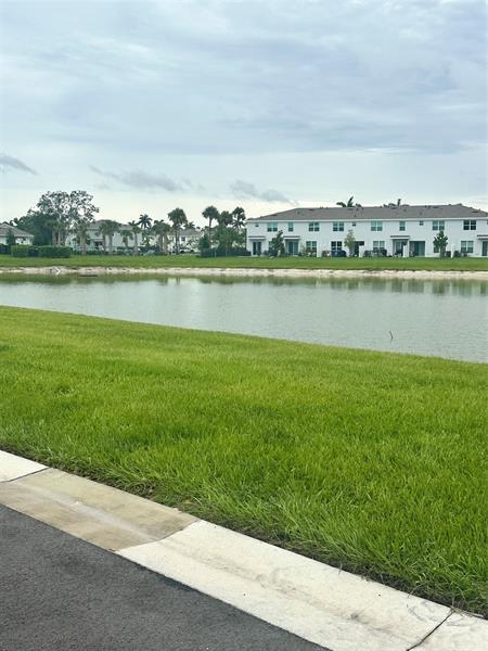 Foto del edificio - 4182 Lagoon Shore Dr