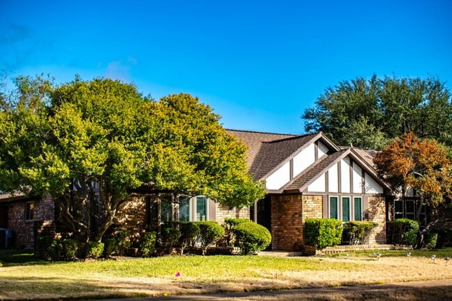 Building Photo - 3205 Winchester Dr