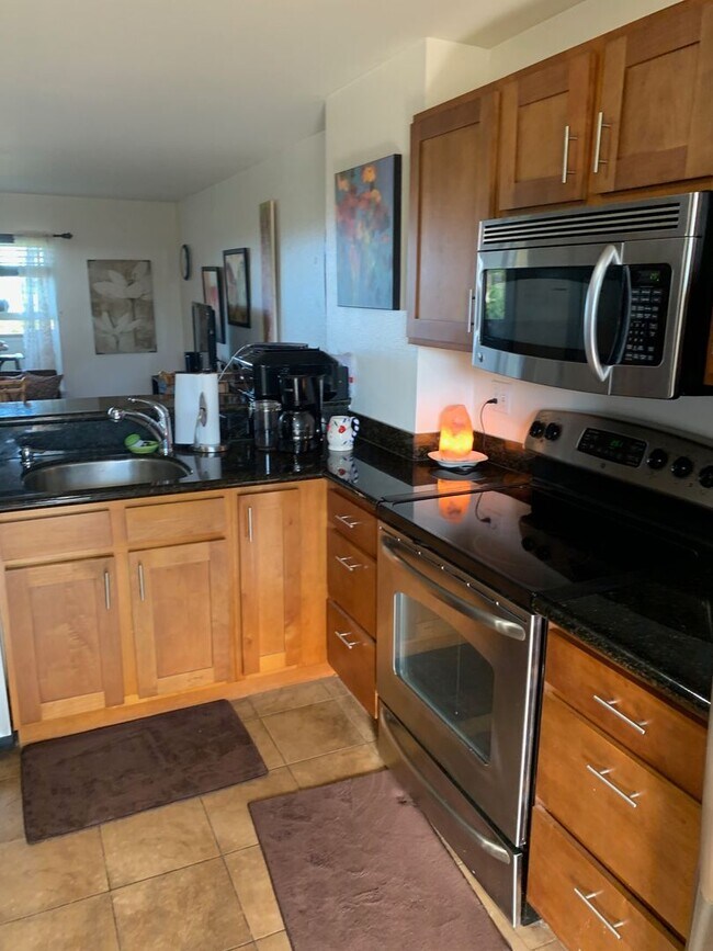 Building Photo - Pet Friendly, Breakers Studio w/ AC & WD, ...