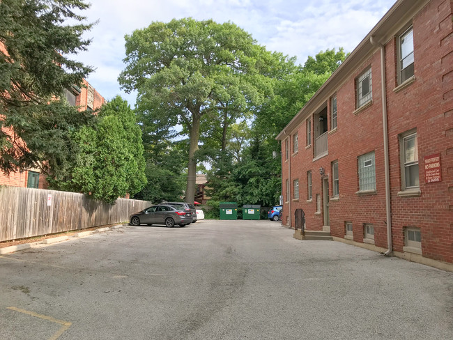 Estacionamiento fuera de la calle - Henry Clay Court Apartments