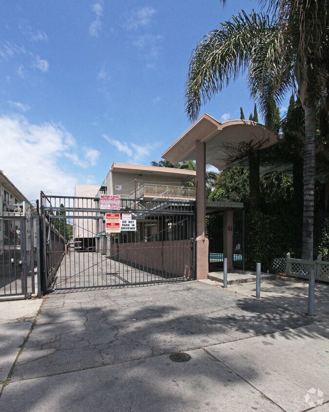 Foto del edificio - 14919 Sherman Way