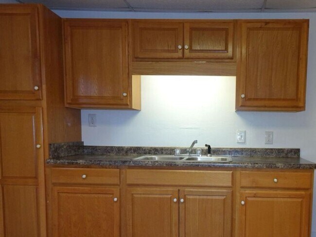 Building Photo - 2 Bedroom Duplex in Moline