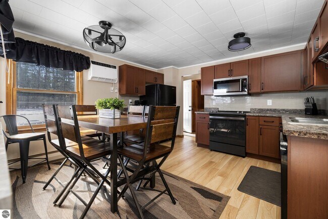 Foto del edificio - 5151 Crystal Beach Rd