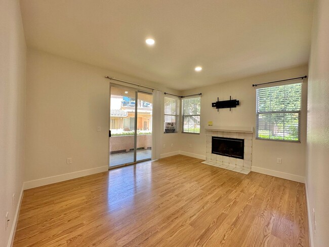 Building Photo - Spacious 2BD Condo with Pools, Gym & Tennis Courts!