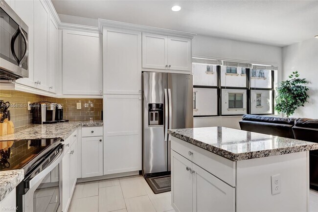 Building Photo - 3 br, 3.5 bath Townhome - 11640 SW 13th Ct