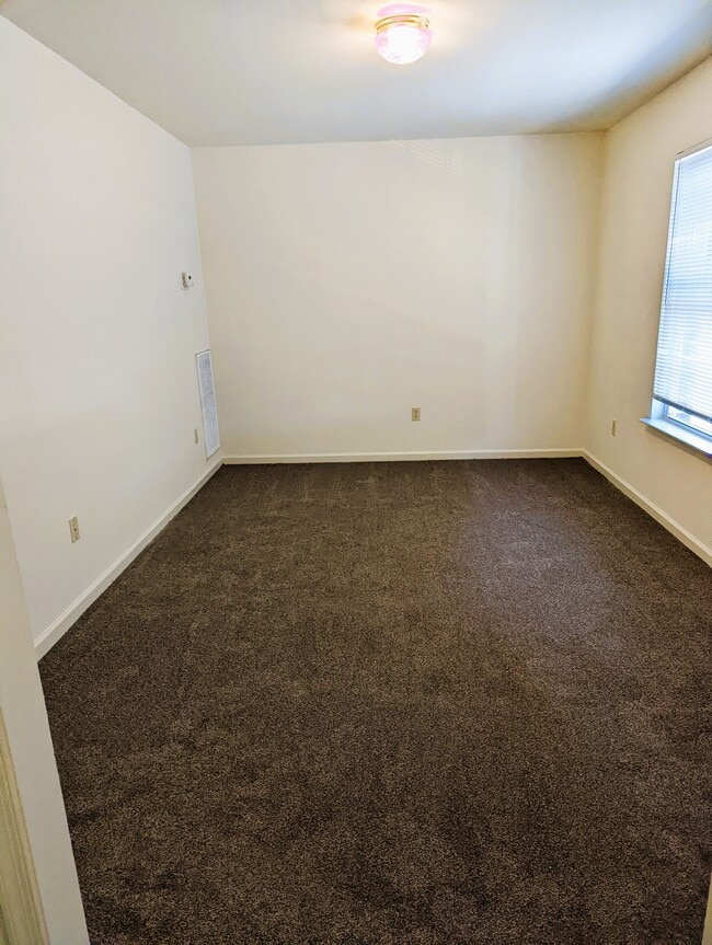 Building Photo - 1409 Varsity Ln