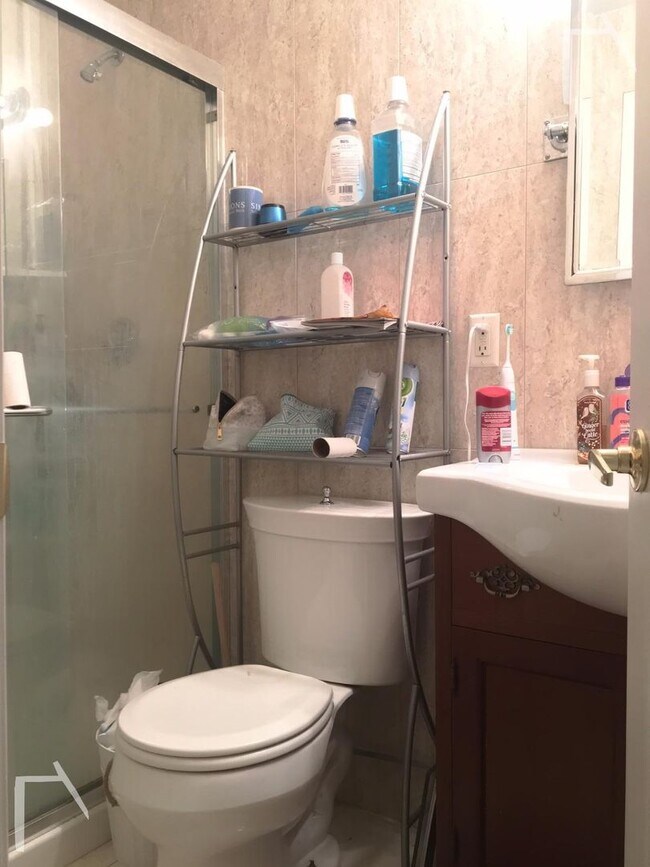 Photo - No Brokers Fee, Top Floor Unit on Washington ST. Nicely Kept. Laundry on a Site, Parking for Rent Apartment