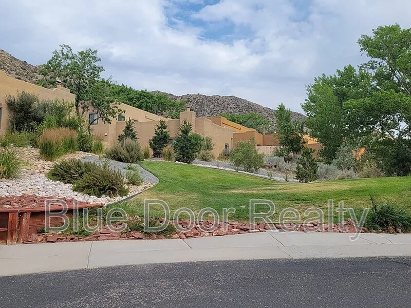 Primary Photo - 2900 Vista Del Rey NE