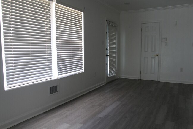 Foto del edificio - 311 Hollis Dr