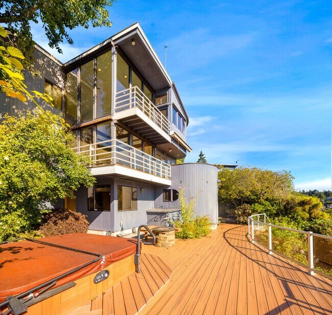 Building Photo - 3 Bedroom Contemporary with Spectacular Vi...