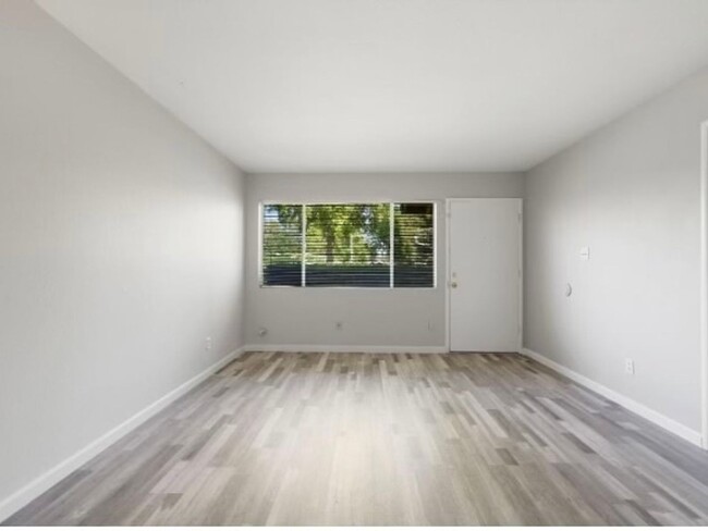 Building Photo - 2 Bedroom  1 bath Duplex in Carmichael
