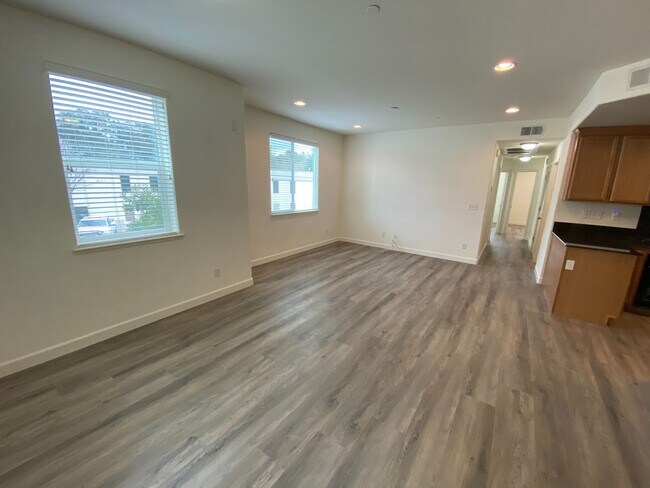 Foto del edificio - 3 Bed 2 Bath Condo W/ Garage In San Ramon