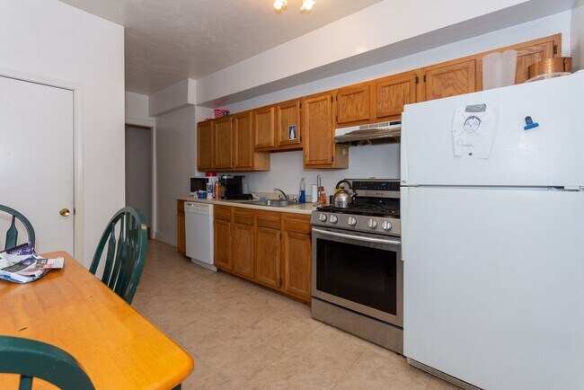 Foto del edificio - Huge, sunny 3 bed near BU and the Green Line!