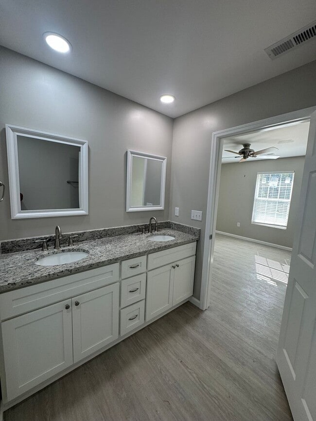 Building Photo - Modern 2025 New Construction