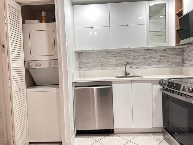 Building Photo - 3051 SW 27th Ave