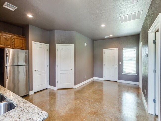 Building Photo - 10809 W Cleburne Rd