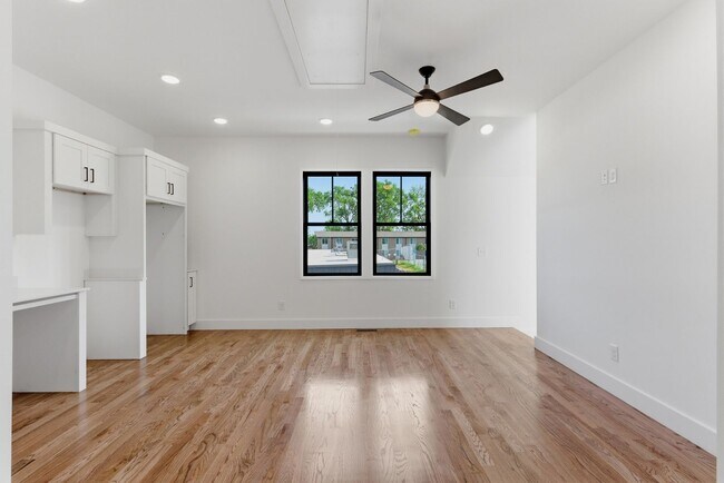 Foto del edificio - Sleek East Nashville New Construction Studio