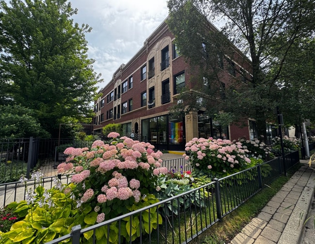 Building Photo - 7359 N Greenview Ave