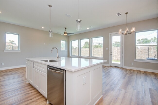 Building Photo - 1204 Kiefer Hill Way