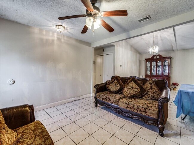 Foto del edificio - 1406 Ridgecrest Dr