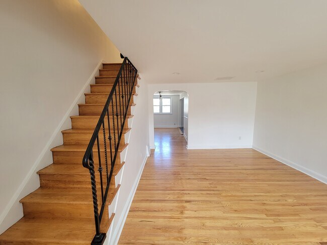 Building Photo - 281 Seven Oaks Dr