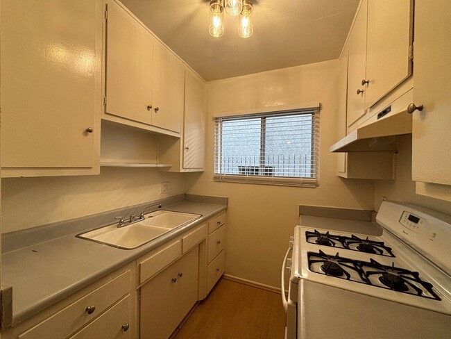 Building Photo - 231 W Tujunga Ave