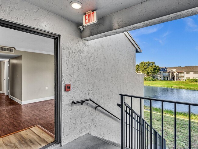 Foto del edificio - 1163 Lake Terry Dr