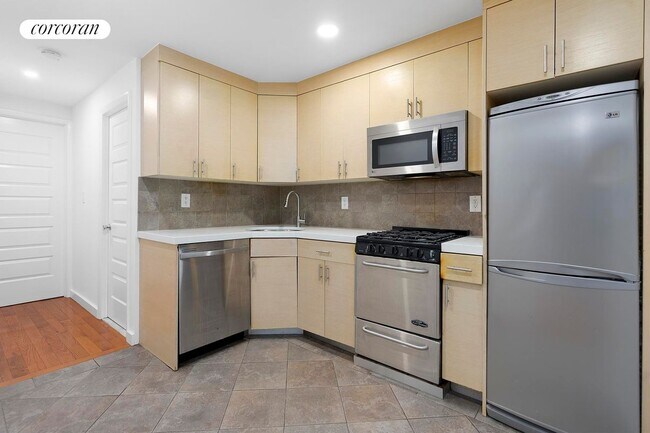 Building Photo - 145 W 21st St