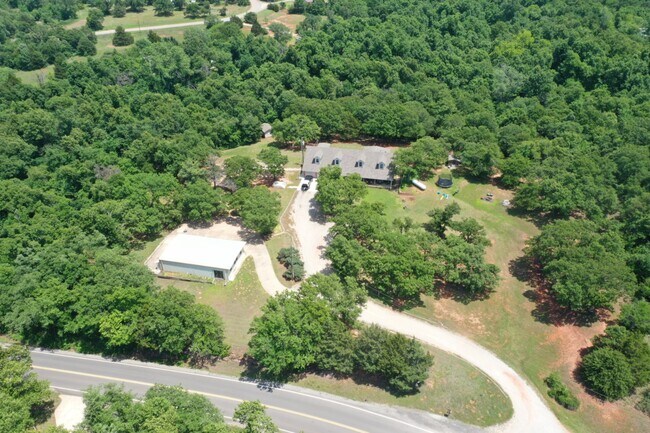 Foto del edificio - 8000 N Harrah Rd