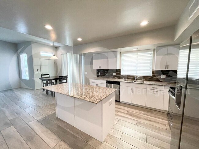 Building Photo - 833 E Park Modern Dr
