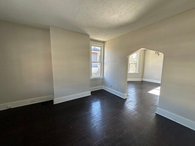 Building Photo - Cheviot- Adorable 3 Bed 2 Bath