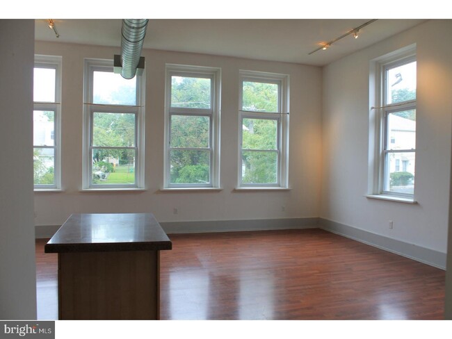 Building Photo - 6136 Magnolia Ave