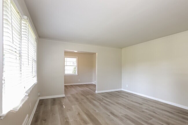 Building Photo - 2091 Holly Hill Dr