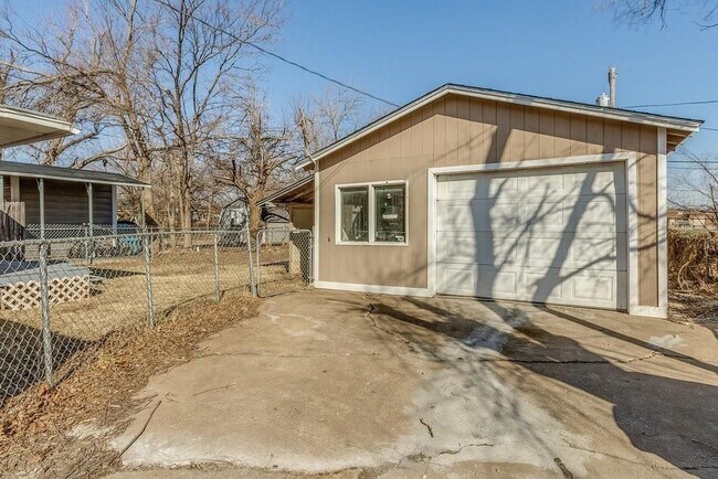 Building Photo - 711 W Rickenbacker Dr