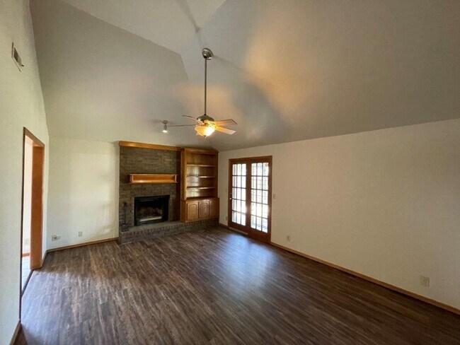 Photo - Large Covered Patio, Great neighborhood, w... House