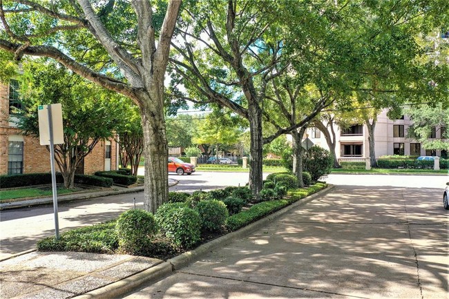 Building Photo - 5435 Chevy Chase Dr